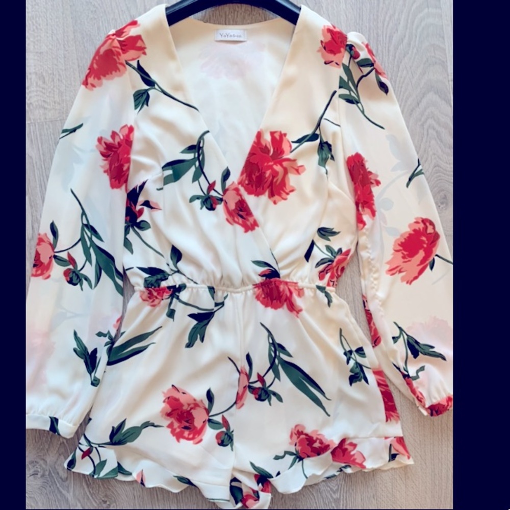 Feminine Floral Long-sleeved Romper. Size S.